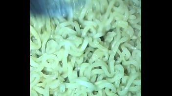 Asmr comiendo noodles