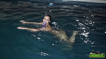 Mujeres desnudas nadando