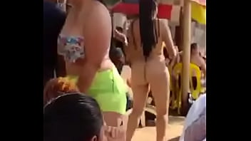 Mujeres desnuda en playa