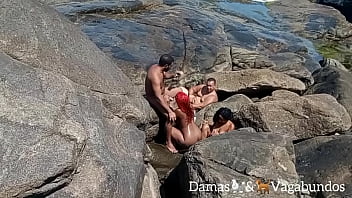 Pillados desnudos en la playa