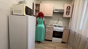 Madre con hijo en la cocina