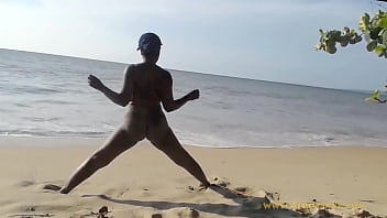 Mujeres en playa desnuda