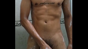Hombre desnudo mostrando el pene