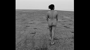 Mujer caminando de espalda