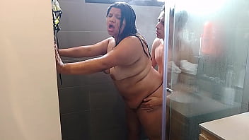 Mujeres en la ducha desnudas